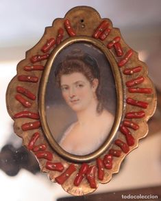 Art: RETRATO DE MUJER. GUACHE S/ MARFIL. FIRMADO. MARCO DE BRONCE Y CORAL ROJO